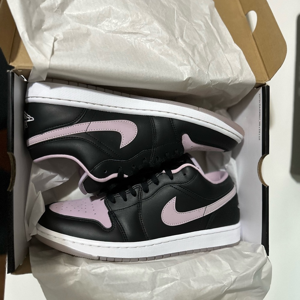 Jordan 1 Low SE Black Iced Lilac